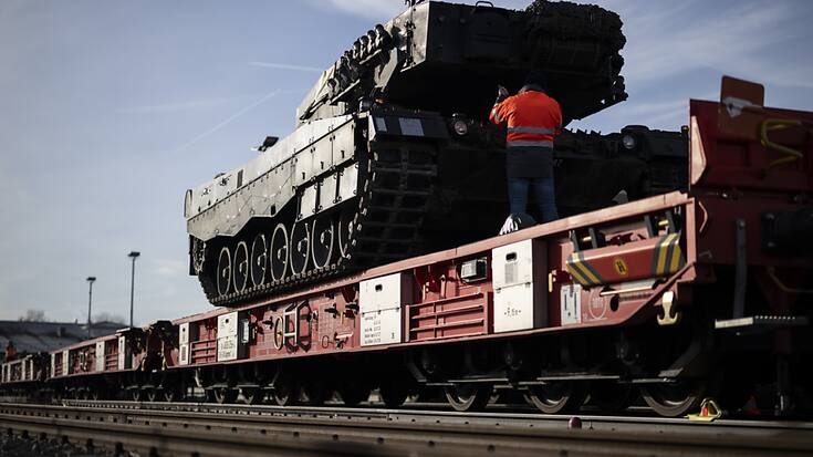 Selon une commission du Conseil national, les Etats destinataires de matériel de guerre suisse devraient pouvoir le transmettre après cinq ans à des Etats tiers comme l'Ukraine (archives).