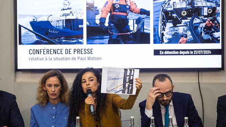 Les défenseurs de l'écologiste canadien Paul Watson à Paris le 16 octobre. Le militant de 73 ans a été arrêté le 21 juillet suite à un mandat d'arrêt international émis par les autorités japonaises après une opération contre un navire baleinier.