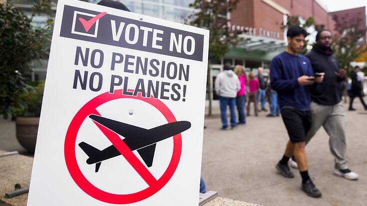 Les employés de Boeing en grève se sont rassemblé pour voter mercredi à Everett, dans l'État de Washington.