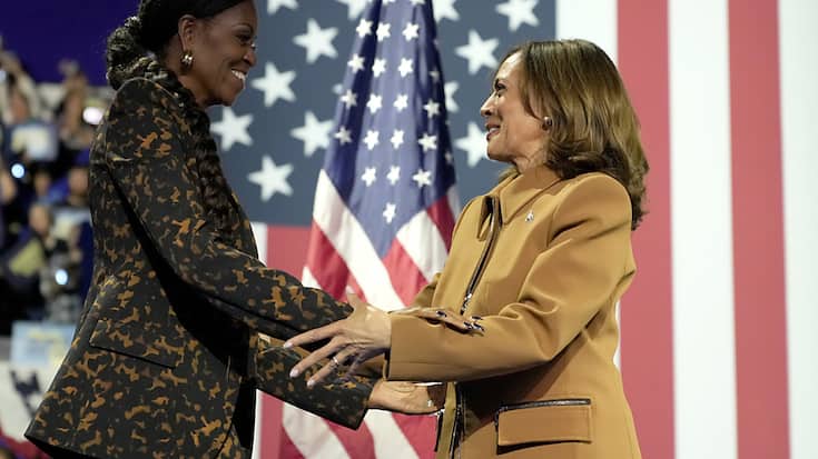 L'ancienne première dame Michelle Obama (gauche) et la vice-présidente Kamala Harris, candidate démocrate à l'élection présidentielle, quittent les lieux après avoir pris la parole lors d'un meeting de campagne à Kalamazoo dans le Michigan samedi.