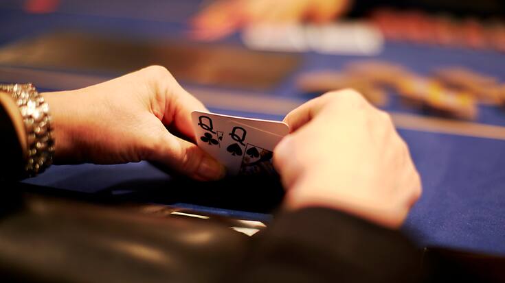 Dans le bar perquisitionné vendredi soir suite à des indices portant sur des jeux d'argent illégaux, plus de 20 personnes assises à des tables jouaient aux cartes, indique l'autorité de surveillance des maisons de jeu. Elles ont été interrogées (Photo d'illustration).