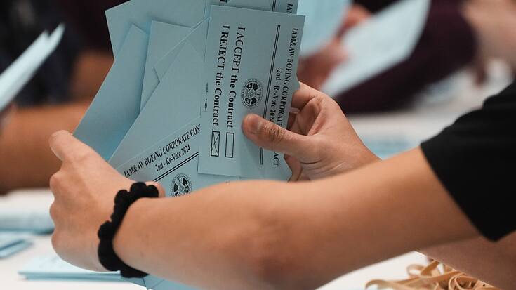 Une équipe de volontaires dépouille les votes des ouvriers de Boeing lundi à Seattle.