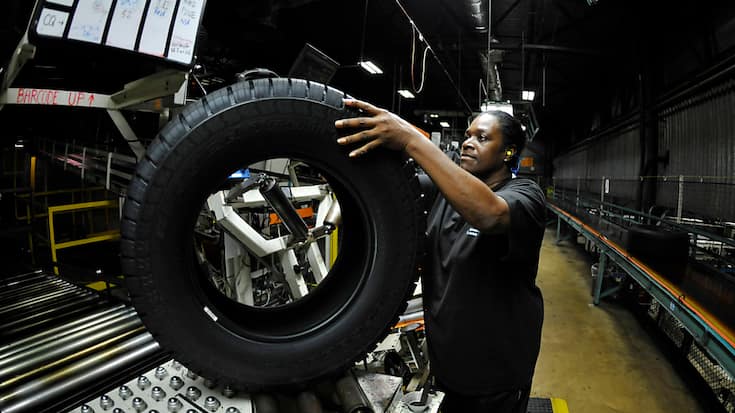 La fermeture de deux usines Michelin est devenue "inéluctable" en raison de la concurrence asiatique sur les pneus de camionnettes et poids lourds, mais aussi de la "dégradation de la compétitivité de l'Europe". (archives)