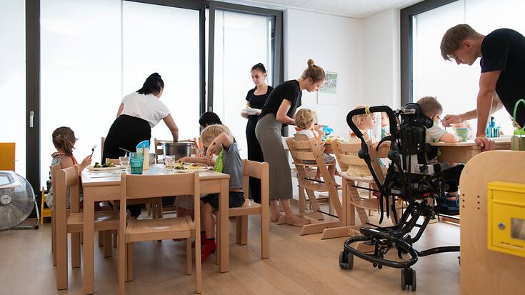 L'accueil extra-familial doit être pérennisé à long terme. Une commission parlementaire propose une nouvelle allocation de garde (illustration).