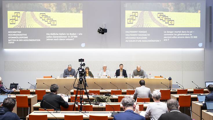 La commission "Décharge nucléaire en profondeur devant le peuple!" a anticipé vendredi le dépôt mardi prochain par la Nagra des demandes d&#8217;autorisation concernant le dépôt en couches géologiques profondes pour les déchets radioactifs à Stadel (ZH).