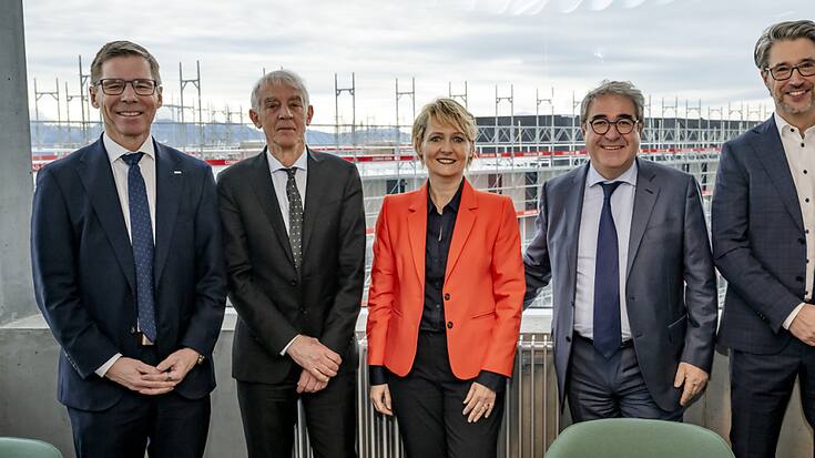 De gauche à droite vendredi matin au Biopôle à Epalinges (VD): Joël Mesot, président de l'EPFZ, Martin Vetterli, président de l'EPFL, Isabelle Moret (économie) et Frédéric Borloz (formation), ministres vaudois, et Olivier Verscheure, directeur exécutif du Swiss Data Science Center.