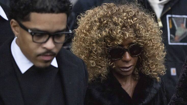 Justin Dior Combs (gauche) fils, et Janice Combs, (droite), mère de Sean "Diddy" Combs, quittent le tribunal fédéral de Manhattan vendredi.