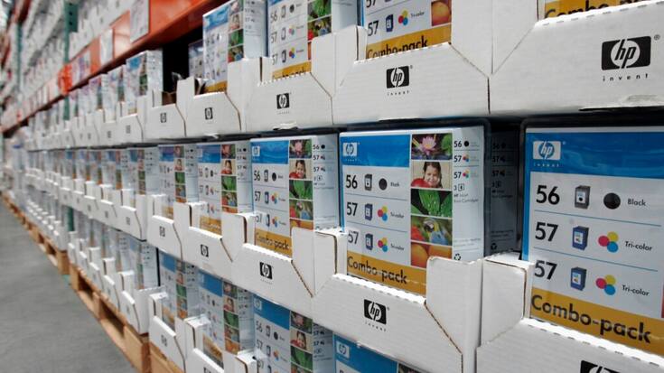 HP réduirait au fil des années "la quantité d'encre dans ses cartouches tout en augmentant leurs prix, atteignant jusqu'à 7500 euros le litre", selon l'association Halte à l'obsolescence programmée.