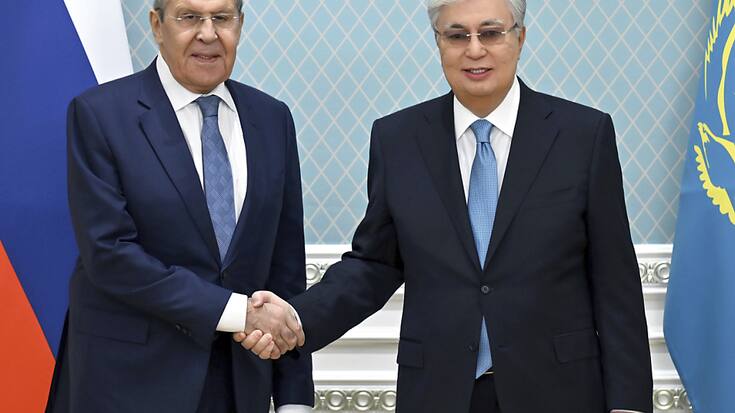 le ministre des affaires étrangères Sergey Lavrov a précédé la visite de son président en rencontrant il y a trois semaines à Astana le président kazakh Kassym-Jomart Tokaïev, à droite sur la photo.