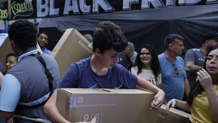 Face à l'inflation, les consommateurs américains font la chasse aux bonnes affaires et certaines enseignes ont ces dernières années débuté leurs promotions du Black Friday dès octobre.