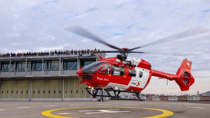 Le premier des 21 Airbus H145 D3 est arrivé jeudi à l'aéroport de Zurich. Il sera mis en service dès le mois d'avril sur la base lausannoise de la Garde aérienne suisse de sauvetage (Rega).