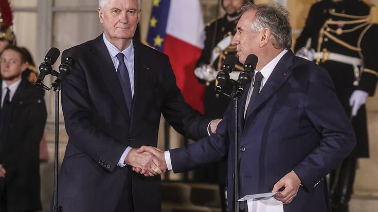 François Bayou (à droite sur le cliché) a été nommé pour succéder à Michel Barnier (à gauche) au poste de premier ministre.