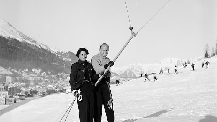 Un couple sur un téléski à arbalète en 1940 à Davos (photo d'archives KEYSTONE/PHOTOPRESS-ARCHIV/Str).