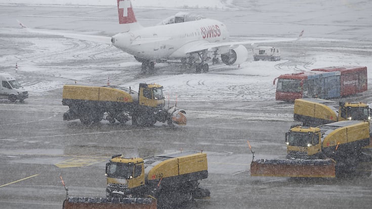 Véhicules de déblayage à l'aéroport de Zurich.