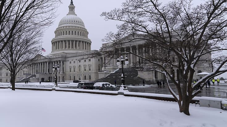 Washington et le Capitole sont recouverts de neige.