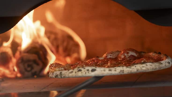 L'ananas sur la pizza fait débat entre les puristes et les amateurs du fruit exotique.