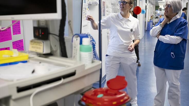 Elisabeth Baume-Schneider (à droite) a apprécié de pouvoir échanger avec des soignants du CHB de Bienne (BE) et a loué leur capacité à faire preuve en même temps de compassion, d'expertise et de technicité.