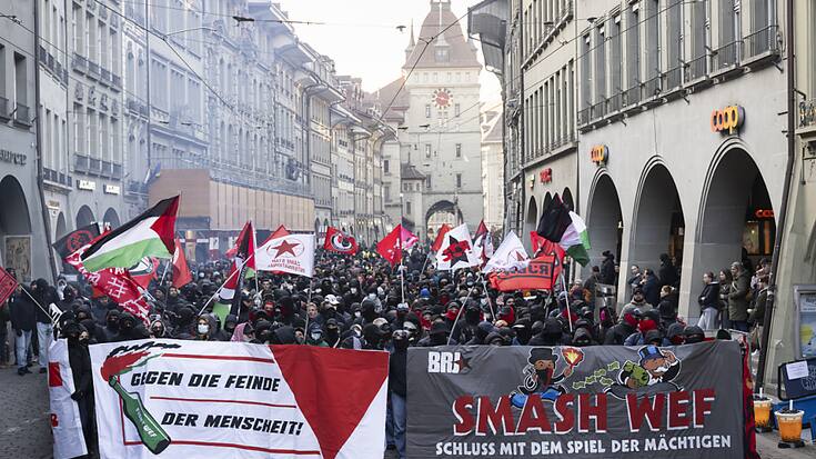 Plusieurs centaines d'opposants au Forum économique mondial de Davos ont manifesté samedi à Berne.