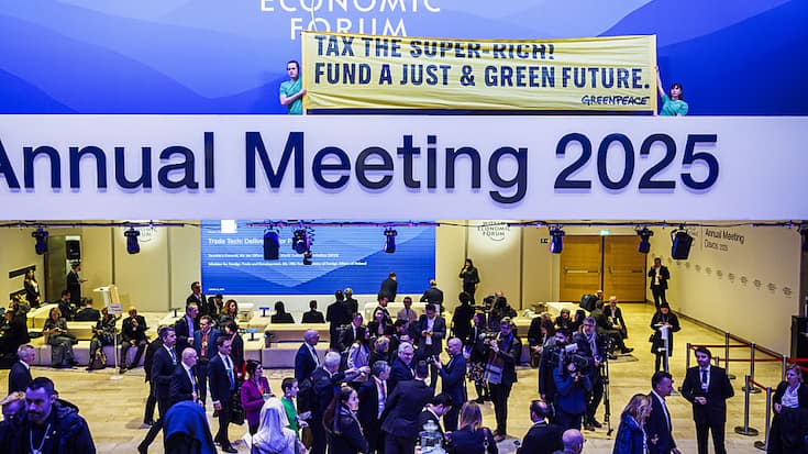 Les activistes ont brandi une banderole devant l'entrée du hall principal où l'ouverture du WEF se déroule.