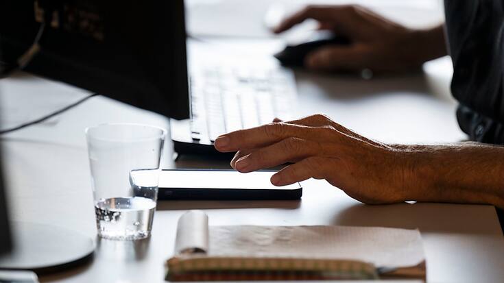 La baisse de la demande de travailleurs qualifiés entraîne un repli des offres d'emploi dans tous les groupes professionnels. Mais ce sont les métiers dits "Mint" (mathématiques, informatique, sciences naturelles, technologie) et de la santé qui ont enregistré le plus fort recul.