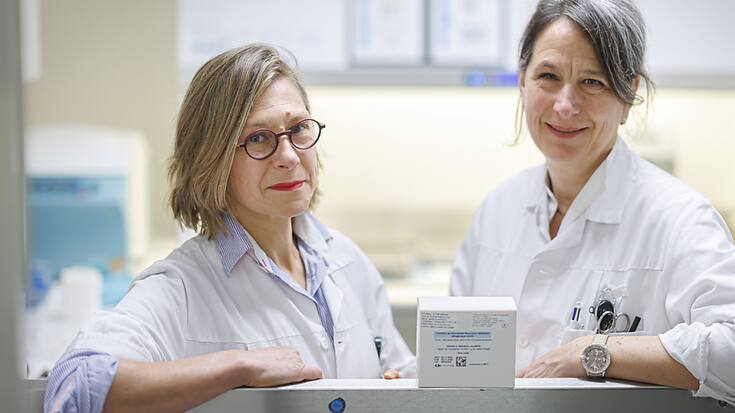 Katerina Tatiana Galperine, responsable du projet TMF au Service des maladies infectieuses du CHUV (à gauche), et Susanna Gerber, responsable assurance-qualité au Service de pharmacie du CHUV lors de la présentation du médicament de transfert de microbiote fécal.