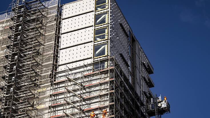 Des ouvriers sont en train de remonter l'échafaudage sur la tour Malley Phare à Prilly.