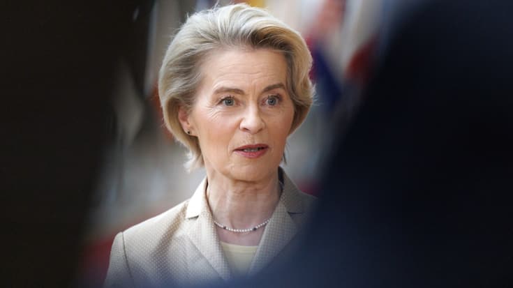 "Je peux annoncer que je vais proposer d'activer la clause de sauvegarde pour les investissements dans la défense. Cela permettra aux Etats membres d'augmenter substantiellement leurs dépenses en matière de défense", a déclaré Ursula von der Leyen.