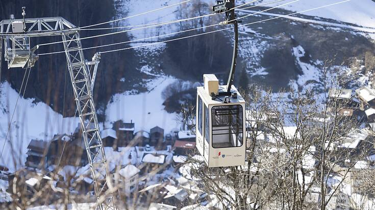 La cabine arrive à la station de Sarreyer lors de l'inauguration du téléphérique Champsec - Sarreyer samedi. Depuis les intempéries de juillet dernier dans le Val de Bagnes, le village de Sarreyer est uniquement accessible par une route forestière.