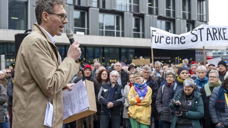 Rajan Autze, le responsable éditorial par intérim de la culture sur la radio SRF 2, a recueilli la pétition contre les coupes dans les programmes.