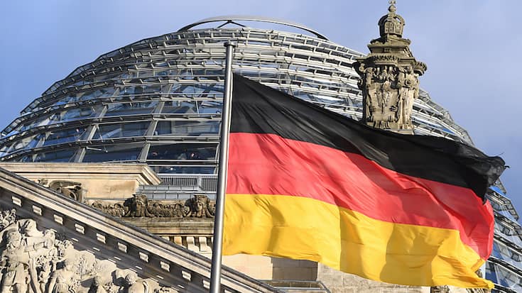 L'économie en Allemagne reste morose. Ici, un drapeau allemand devant la coupole du Reichstag à Berlin. (archive)
