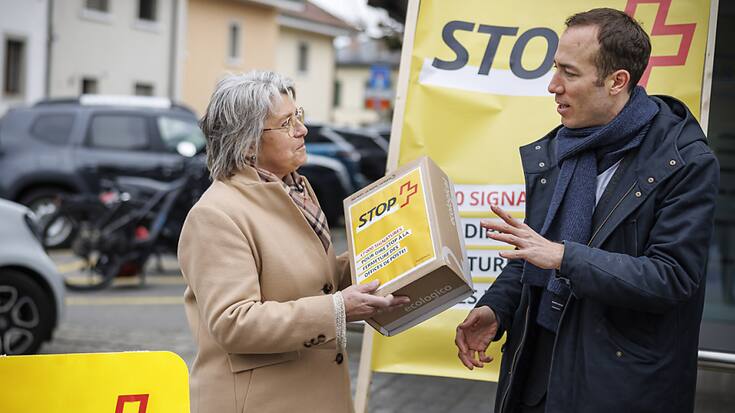 Benoit Gaillard, co-initiant de la pétition, a remis les 17'000 paraphes récoltés contre la fermeture annoncée d'offices postaux dans le canton de Vaud à Sylvie Grossenbacher, responsable région Vaud, Valais, Fribourg de la Poste