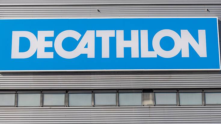 Decathlon a été fondé en 1975 par Michel Leclercq, aujourd'hui âgé de 85 ans et cousin du fondateur d'Auchan Gérard Mulliez. Le conseil d'administration de l'enseigne a déjà été présidé par un de ses fils, Mathieu, jusqu'en 2018 et la prise de fonctions de M. Derville.