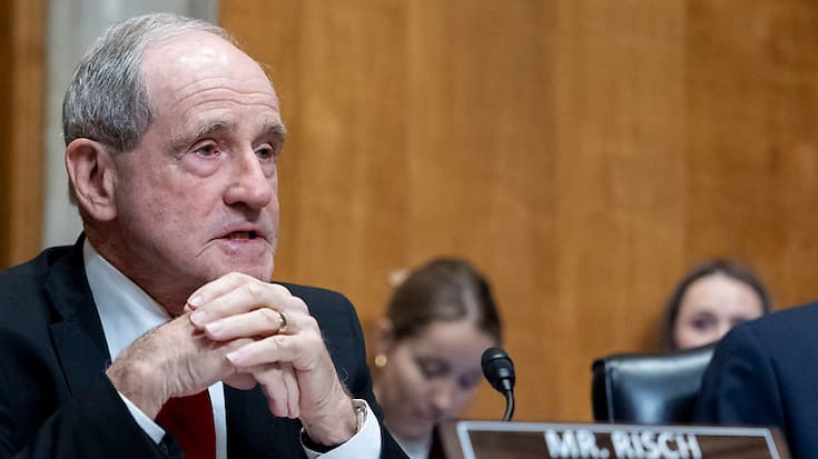 Le sénateur Jim Risch a dénoncé un texte destiné uniquement à satisfaire "la gauche progressiste" et "embarrasser notre allié Israël" et qui "a, au final, réduit la sécurité des Etats-Unis et de ses alliés",ajoutant que désormais "l'Amérique est de retour".