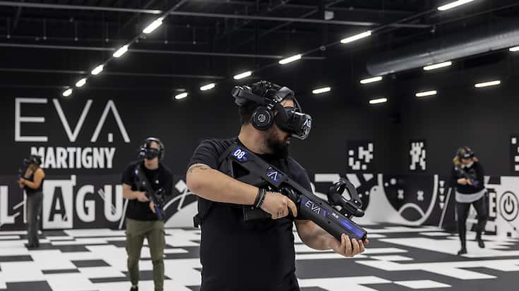 Des personnes équipées d'un casque virtuel et d'une arme factice pourront s'affronter, dès le 4 mars, dans la plus importante salle d'e-sport de Suisse, située à Martigny.