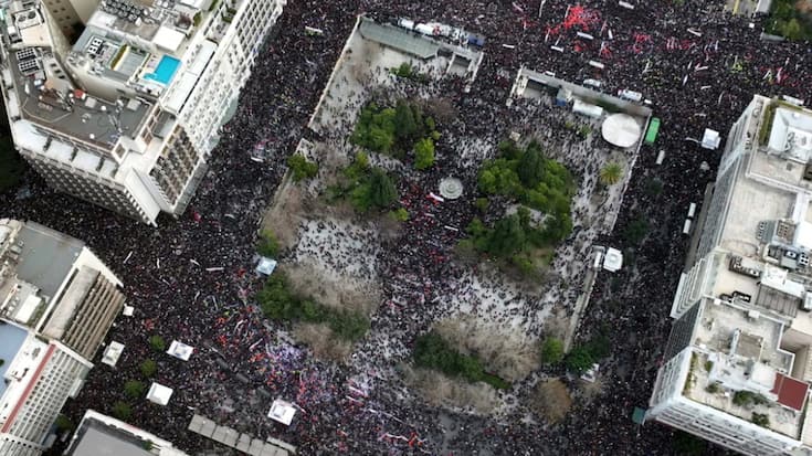 La mobilisation dépasse très largement celle des manifestations qui avaient eu lieu juste après l'accident, dans lequel 57 personnes ont été tuées.