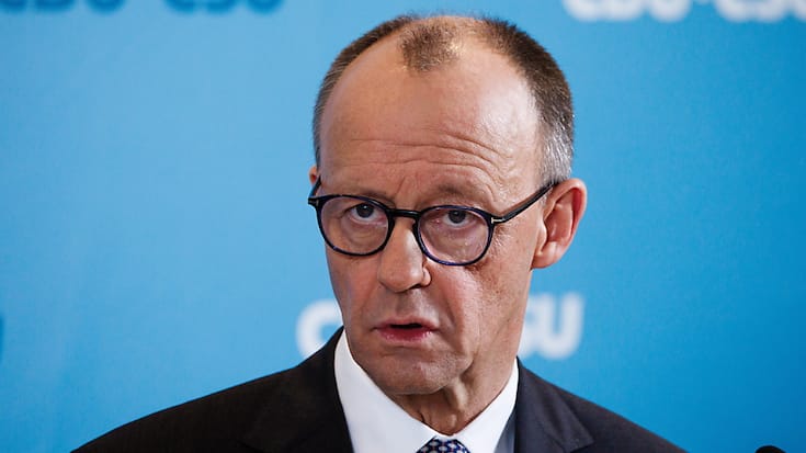 L'UDC de Friedrich Merz et les sociaux-démocrates réfléchissent à la mise sur pied de deux fonds spéciaux d'investissement, l'un pour l'armée compte tenu de l'urgence de bâtir une politique de sécurité européenne du fait de la fracture avec les USA, et l'autre pour la rénovation des infrastructures.