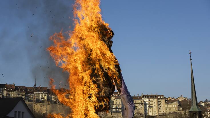Le Rababou a brûlé après le cortège du Carnaval des Bolzes dimanche en Basse-Ville de Fribourg.