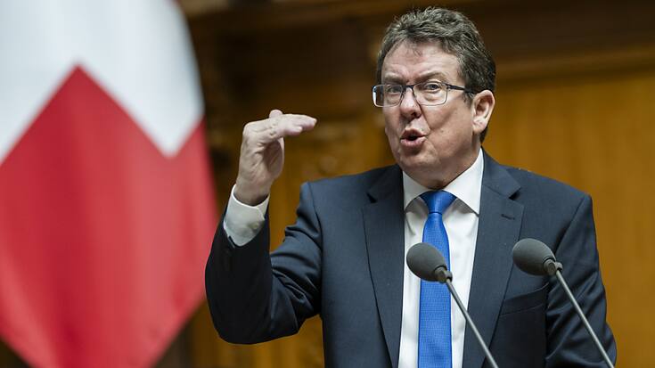 Le ministre de l'énergie Albert Rösti a défendu devant le Parlement une réserve d'électricité hydraulique et thermique pour faire face à une éventuelle pénurie (archives).