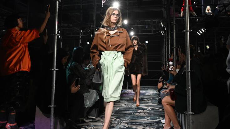 Prada, ici un défilé du géant italien du luxe, s'est déclaré "très prudent" quant à un éventuel rachat de la maison de couture Versace, qui fait l'objet d'intenses spéculations depuis des semaines.