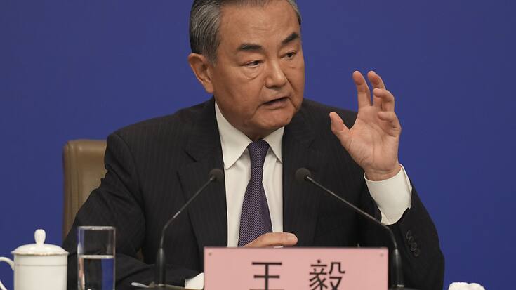 Si la pression américaine continue, la Chine répondra "fermement", avertit Wang Yi.