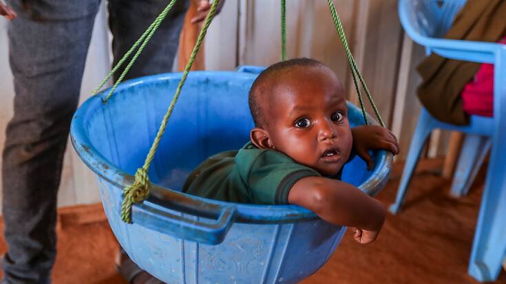Dans un camp de déplacés en Somalie, un bébé est pesé lors d'un examen par un médecin et un nutritionniste pour prévenir la malnutrition dans une clinique de fortune (image symbolique).