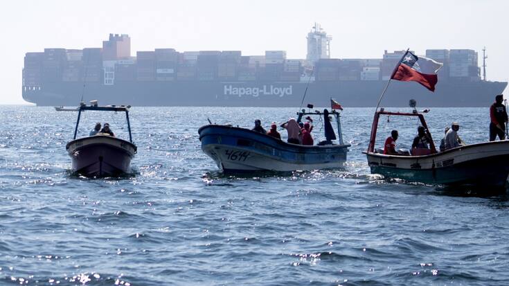 Des pêcheurs artisanaux dans leurs bateaux tentent de bloquer un cargo étranger à Valparaiso, au Chili.