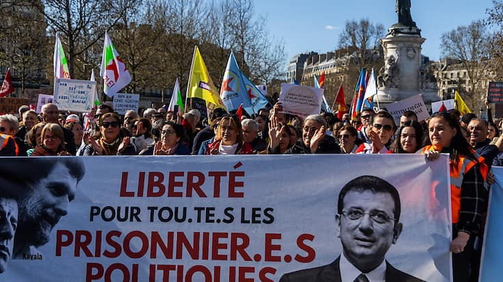 Les Turcs ont manifesté par centaines de milliers samedi en soutien au maire d'Istanbul Ekrem Imamoglu, incarcéré.