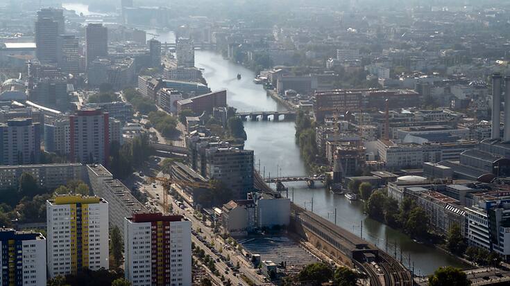 En mars, l'inflation sous-jacente, qui exclut les biens de consommation et de l'énergie, est aussi retombée à 2,5% sur un an, soit 0,2 point de moins qu'en février.