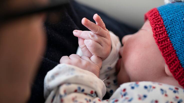 Une nouvelle initiative populaire demande un congé de 36 semaines au total pour les deux parents lors de la naissance d'un enfant (image d'illustration).