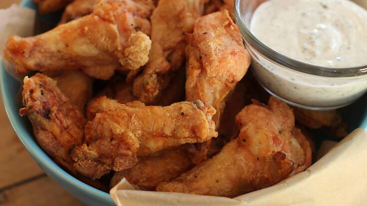 La population suisse consomme trop de sucreries, trop de snacks salés et de matières grasses et pas assez de fruits, de légumes et de légumineuses (image d'illustration).