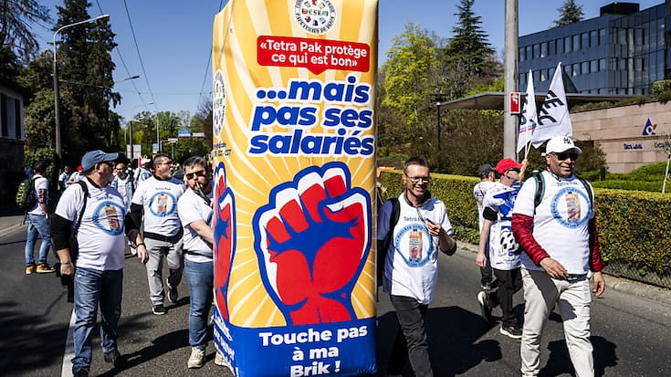 Environ 150 employés de Tetra Pak ont manifesté vendredi devant le siège de Tetra Pak à Pully.