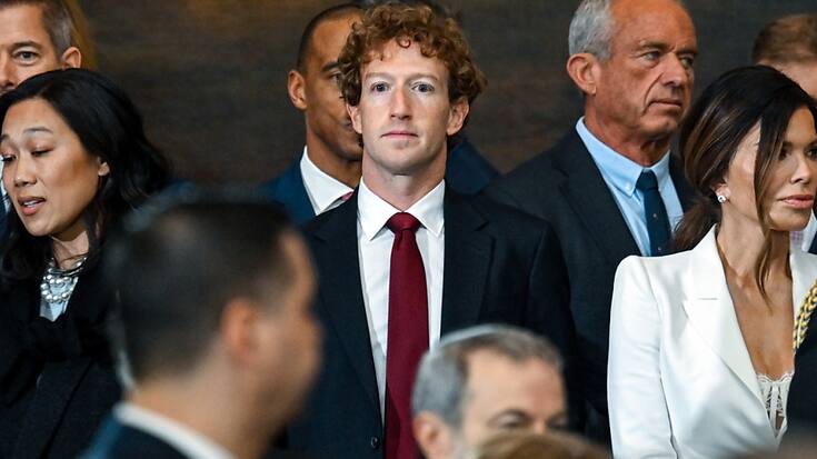 Le patron de Meta Mark Zuckerberg, ici (au centre) à l'investiture de Trump, aura tout fait pour persuader l'administration du nouveau président d'opter pour un règlement à l'amiable (archives).