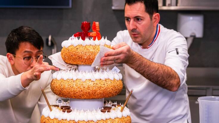 Bokeon Kwak, de l'EPFL, et Julien Boutonnet, du groupe EHL, lors de l'assemblage du RoboCake.