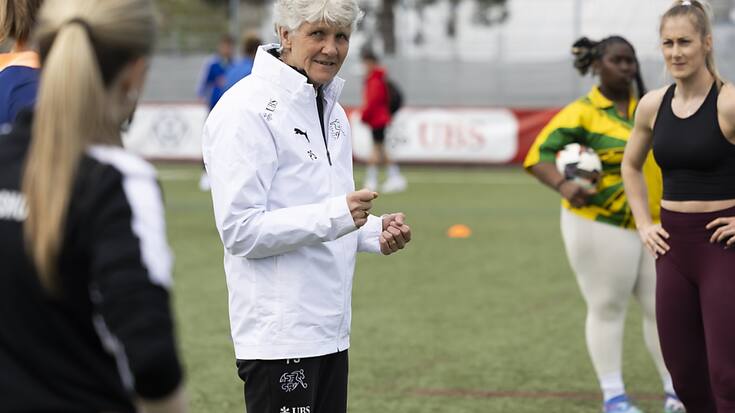 L'entraîneure de l'équipe de Suisse féminine Pia Sundhage (au centre) parle aux influenceuses présentes à Berne ce lundi.